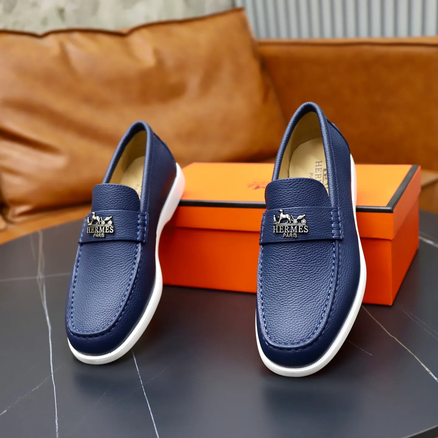Ex-factory price: 560💰Hermès/Hermès slip-on men's shoes. This shoe is made of imported pebbled cowhide. It has simple and smooth lines and is combined with aerodynamically designed 3CM rubber foam ultra-light soles! Youthful and fashionable, classic H-shaped hardware buckle decoration, calf lining gently wraps the feet, with logo cowhide feet, casual and urban style, highlighting youthful vitality, sports and leisure version, super versatile, code number: 38-39-40-41-42-43-44 standard leather shoe size (45 can be customized but does not support returns)